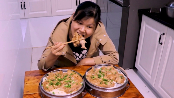 徐姐4斤五花肉买了100元,蒸了两大笼粉蒸肉,大口大口吃,安逸